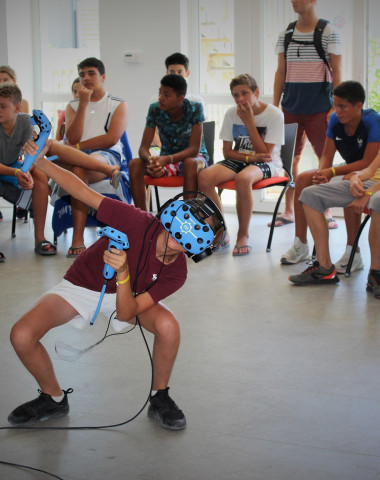 Jugendclub-Aktivität auf dem Campingplatz: virtuelle Realität