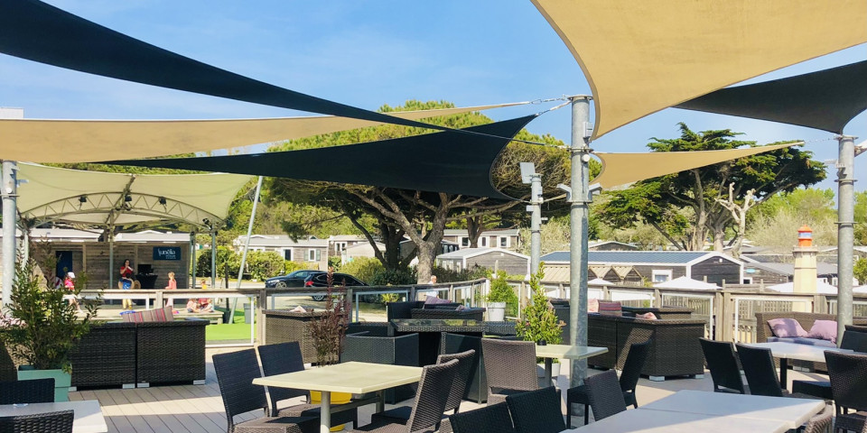 terrasse mit blick auf den pool restaurant la grillerade luxus-mobilheimvermietung