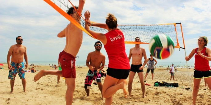 Beachvolleyball-Sportaktivitäten für Ihre Seminare, die von Camping Sunelia interlude organisiert werden