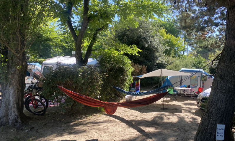 Großer Stellplatz für Zelt und Wohnwagen auf dem 5-Sterne-Campingplatz Sunêlia Interlude-In-Frankreich