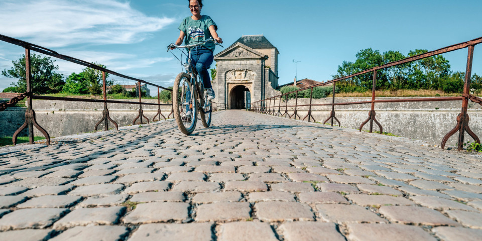 Entdecken Sie mit dem Fahrrad: Schlendern Sie durch die Straßen von Saint-Martin-de-Ré