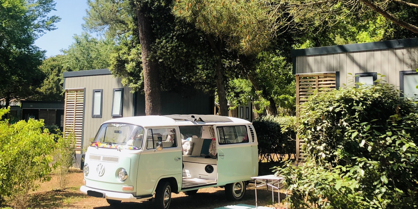 Luxury camping pitch with individual sanitary facilities for motorhome, caravan or tent. Enjoy the Ile de Ré campsite with complete peace of mind. Campsite atlantic coast, France