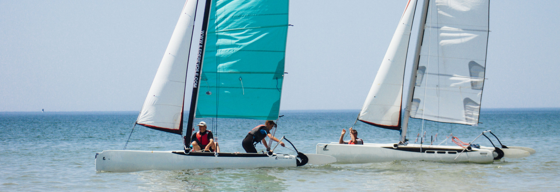 Catamaran on the Ile de Ré: challenge the wind and the waves. Learn or improve your catamaran skills with La Cabane Verte.