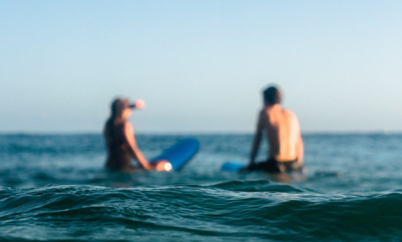surfing activity to do as a couple stay ile de ré