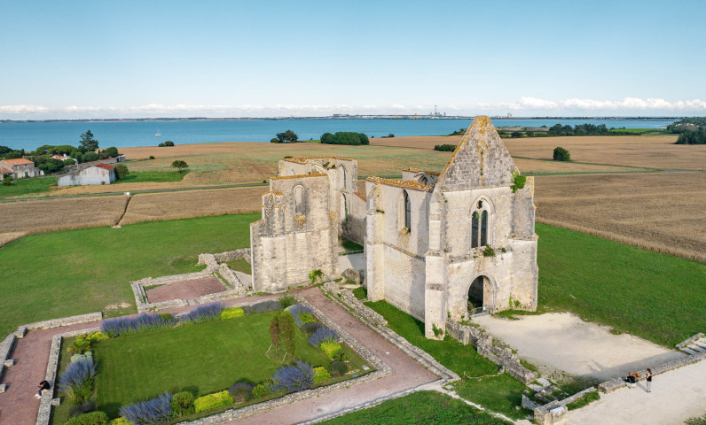 unmissable visit abbey of chateliers stay ile de ré