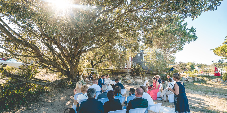 Secular ceremony between land and sea at the Sunêlia Interlude campsite, your wedding by the beach on the Ile de Ré