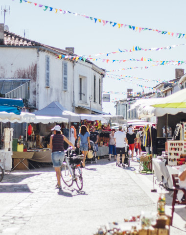 Market in the village Bois Plage, rental mobile home ile de ré