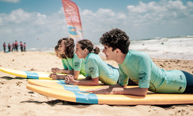 Surf lessons for children and adults on the french west side