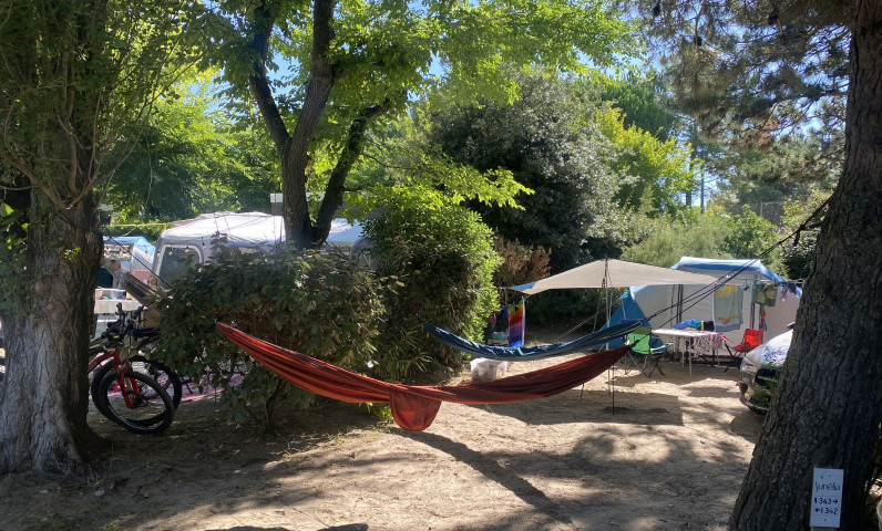 Large space pitch for tent and caravan at the 5-star Sunêlia Interlude campsite-in-france