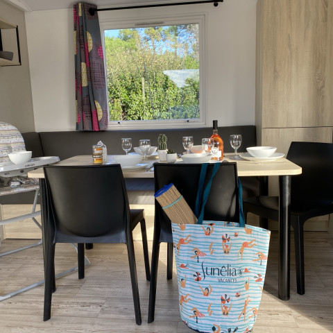 Dining area with baby chair | Sunêlia Prestige 6 people | Mobile home rental ile de re