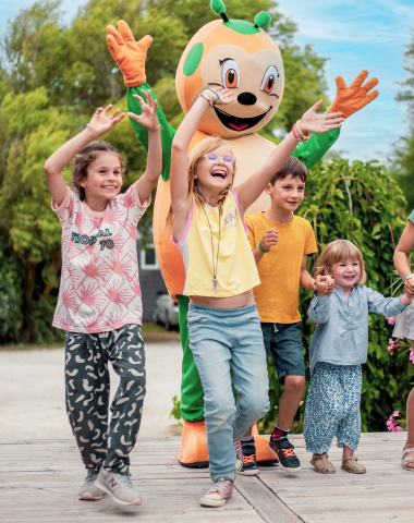 Notre mascotte Sunny et vos enfants s'amusent au club pour des vacances inoubliables sur l'île de Ré.