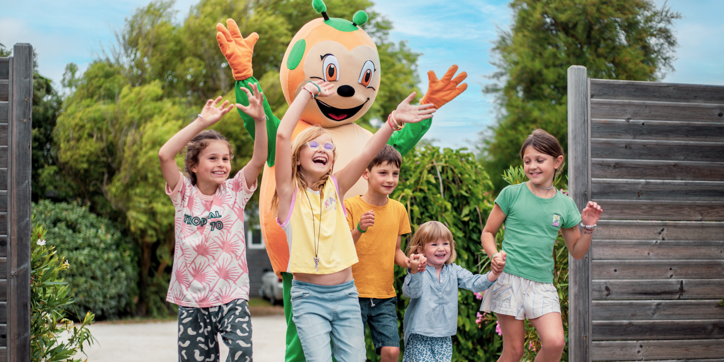 Notre mascotte Sunny et vos enfants s'amusent au club pour des vacances inoubliables sur l'île de Ré.