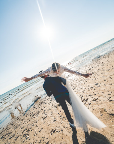 Mariage sur l'île de Ré : séance photo sur la plage Gros Jonc à 2 pas du camping Sunêlia Interlude
