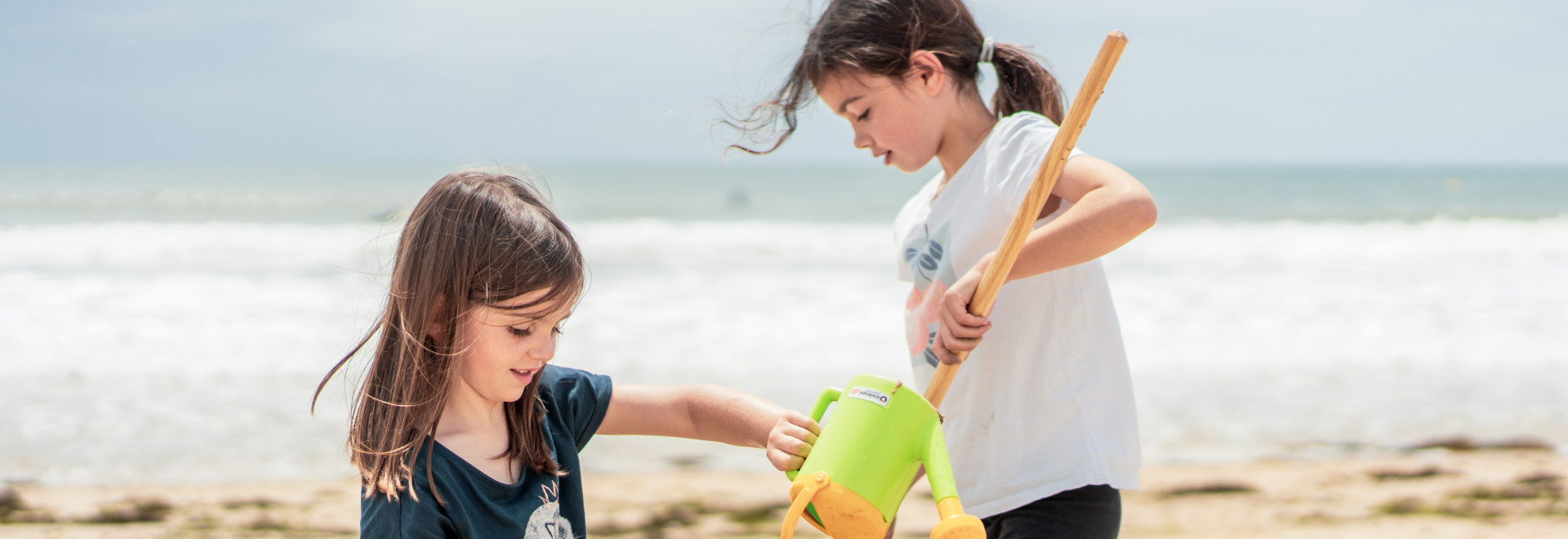 2 enfants qui jouent sur la plage de Gros Jonc