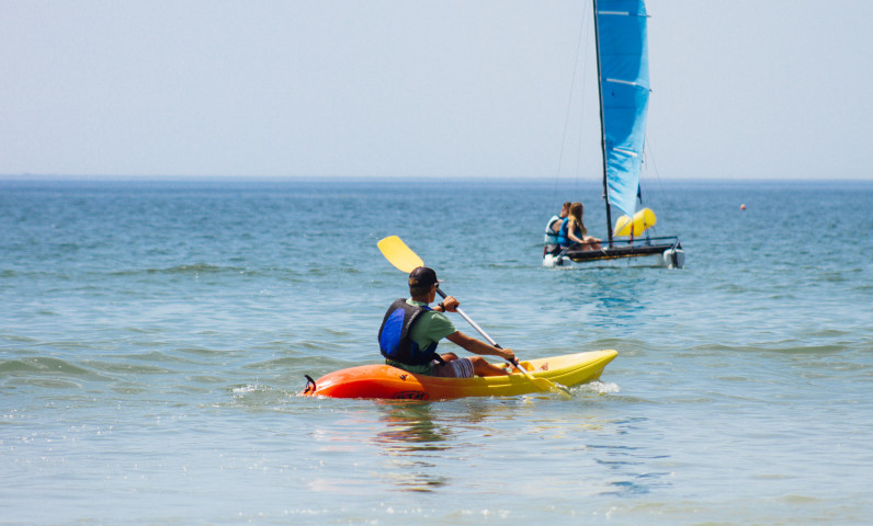 pratique canoe kayak à faire entre amis camping bois plage