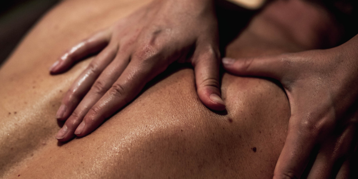 Massage du dos chez Beauté & Spa ile de Ré pour un moment de détente. Bien-être dans votre camping au bois plage