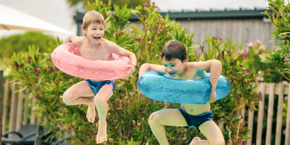 Enfants avec bouées piscine extérieure chauffée île de ré