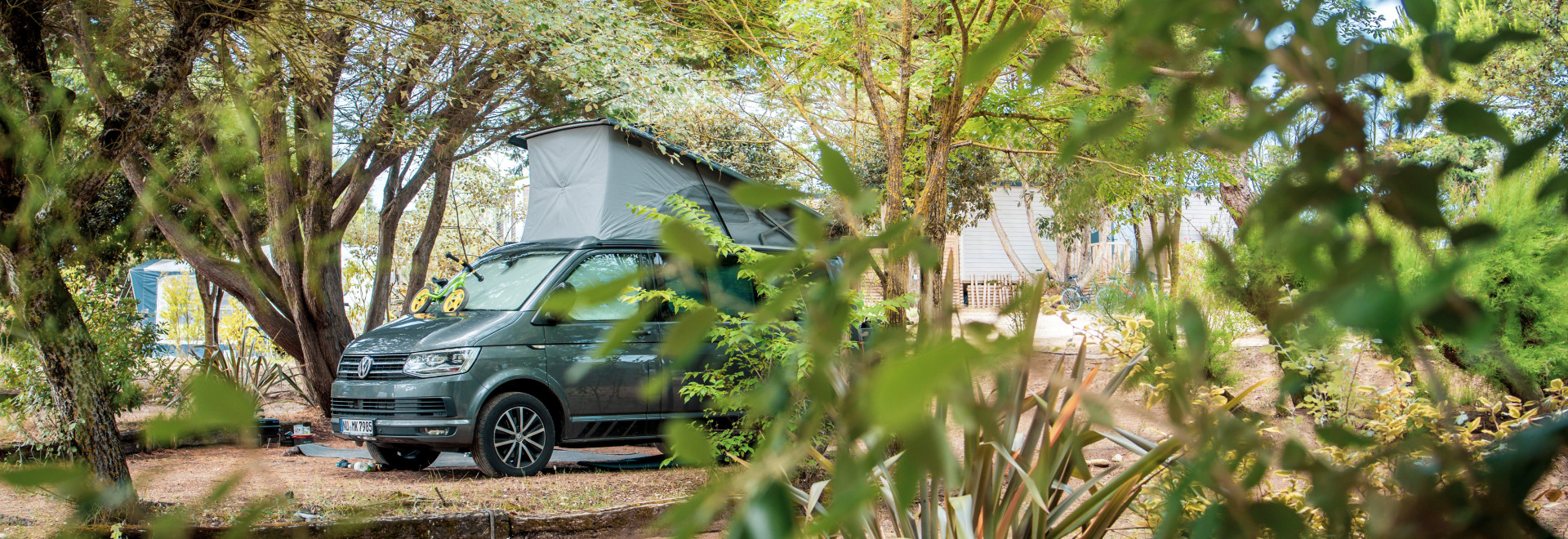 Emplacement van tente camping car avec sanitaires individuels