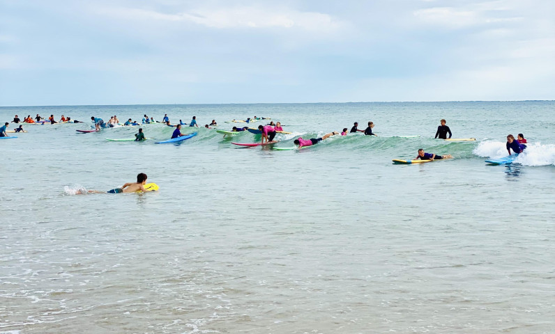 Surf au Bois-Plage-en-Ré : Rider Domptant les Vagues de l'Atlantique
