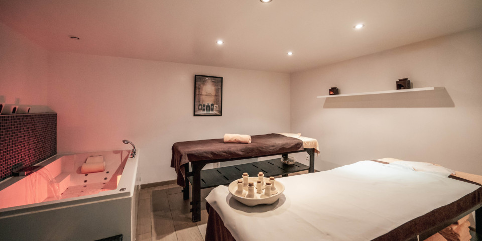 Confort complet : table de massage polyvalente pour corps et visage