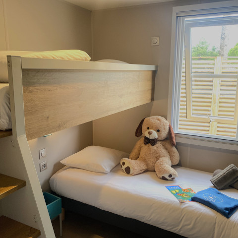 Chambre lits superposés, possibilité de mettre lit bébé | Sunêlia Luxe 6 personnes | Location mobil-home ile de Ré