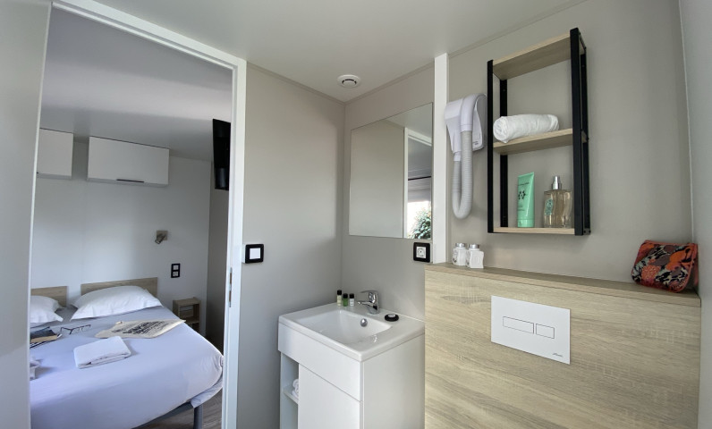 Chambre double avec salle de bain | Sunêlia Prestige 6 personnes | Location mobil home ile de re