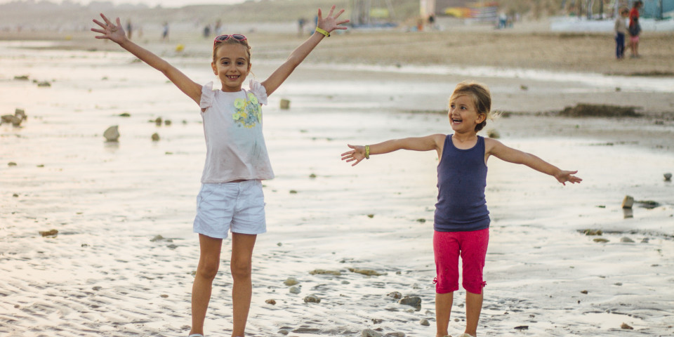 vakantie kinderspelen strand vlakbij de camping sunelia intermezzo Atlantische kust