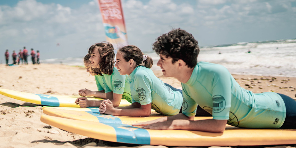 Surflessen voor kinderen en volwassenen aan de Franse westkust