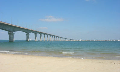Ile de Ré-brug gezien vanaf het strand van Rivedoux
