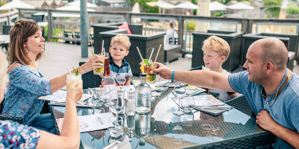 familie-ontspanning in het grillerade-restaurant op 50 meter van het strand