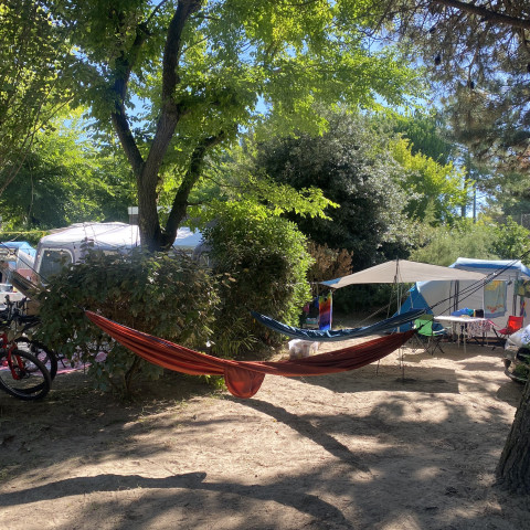 Grote staanplaats voor tent en caravan op de 5-sterren camping Sunêlia Interlude-In-Frankrijk