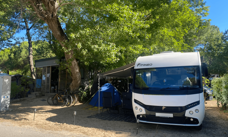 luxe kampeerplaats op een 5 sterren camping in frankrijk aan zee