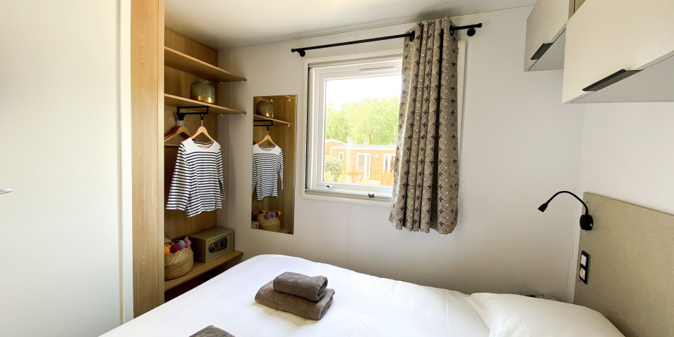 Ruime slaapkamer met tweepersoonsbed | Sunêlia Luxe 6 personen | Verhuur van stacaravans op Ile de Ré