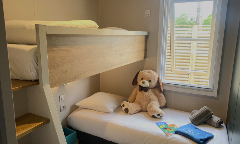 Stapelbedkamer, mogelijkheid voor het plaatsen van een babybedje | Sunêlia Luxe 6 personen | Verhuur van stacaravans op Ile de Ré