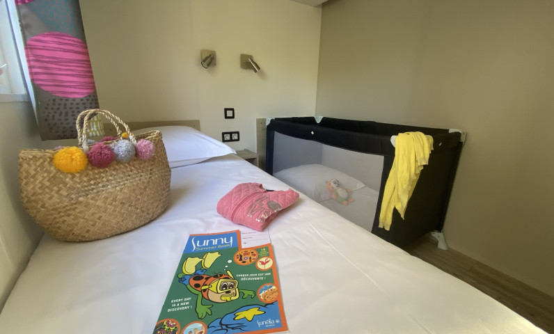 Kinderkamer met babybedje | Sunêlia Prestige 6 personen | Verhuur van stacaravans op ile de re